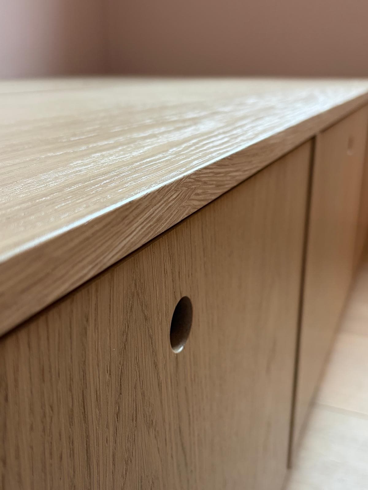Detalj av eikfront med innfelt grepsutskjæring