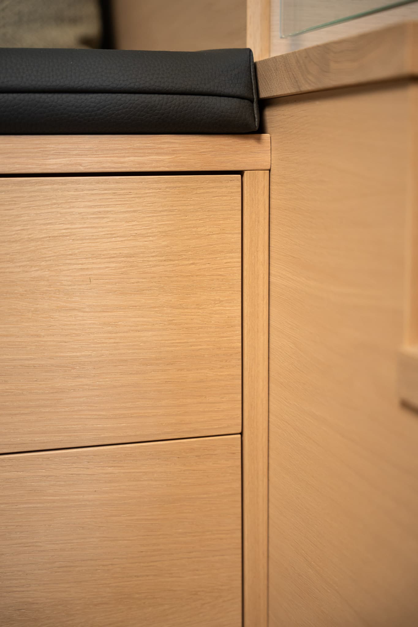 Detalj av eikskuff med skinnpute