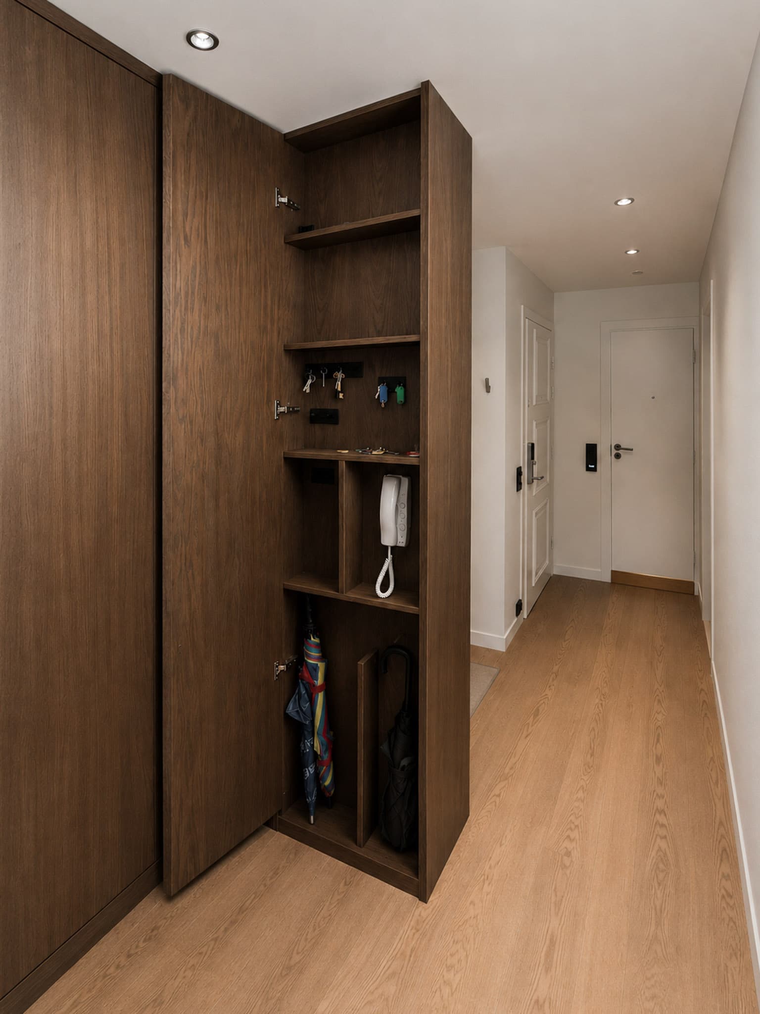 Entrégarderobe i valnøtt med åpen oppbevaring