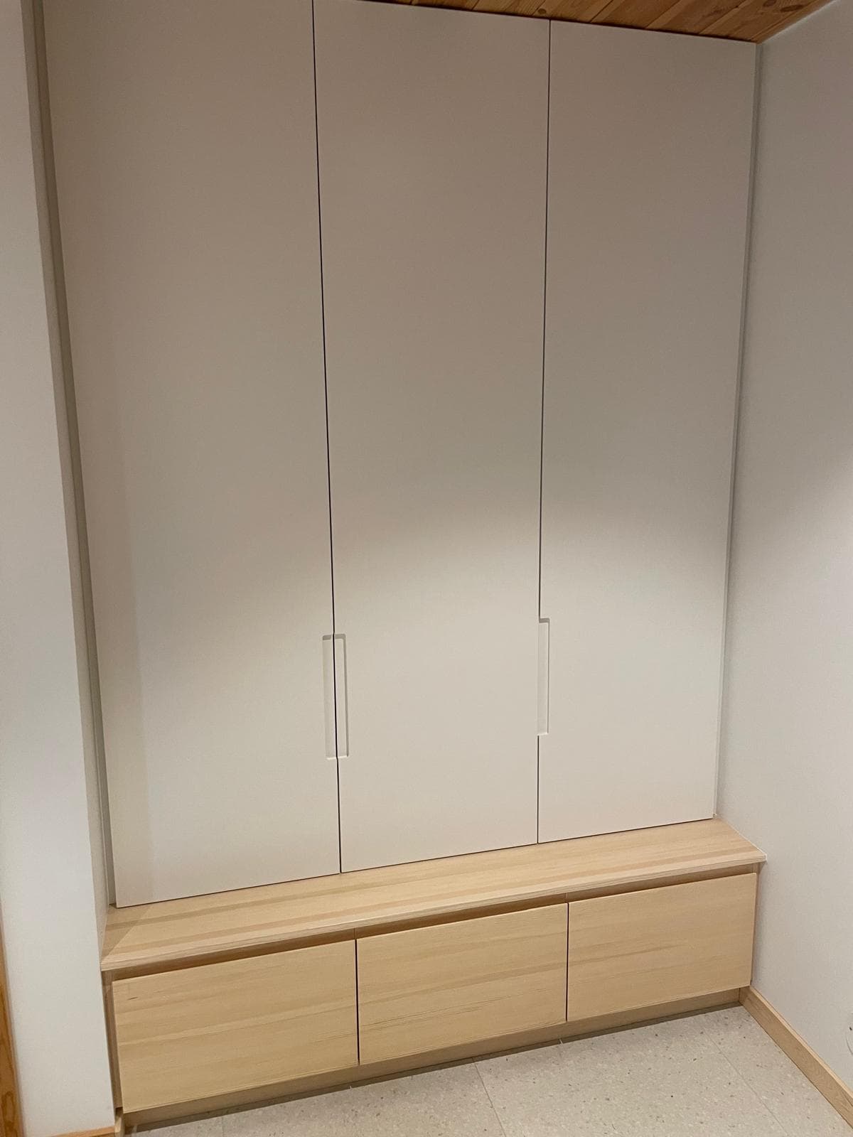 Garderobe i hvitt med benk og skuffer
