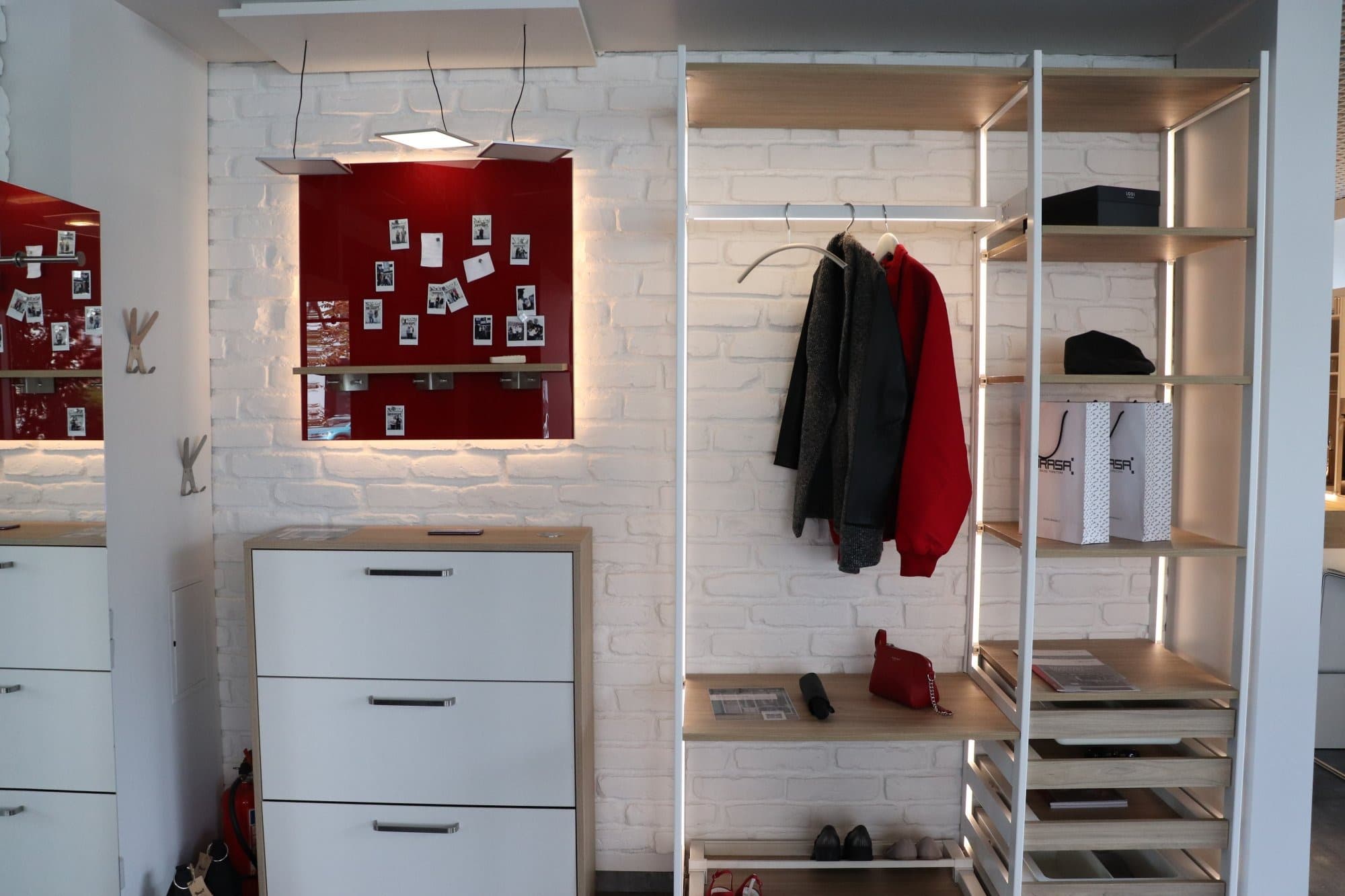 Walk-in garderobe med skuffer og stenger