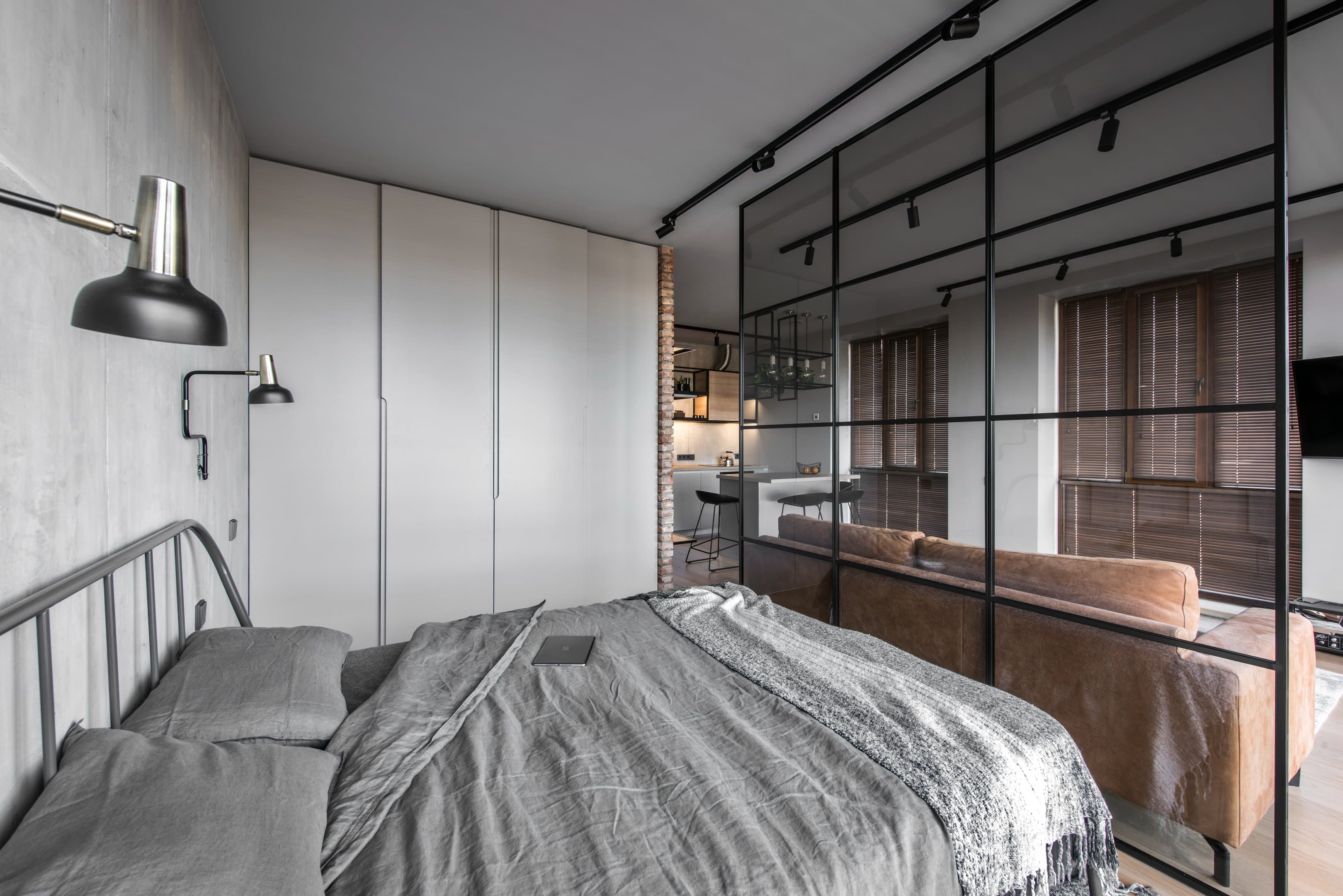 Soverom med garderobe og glassvegg